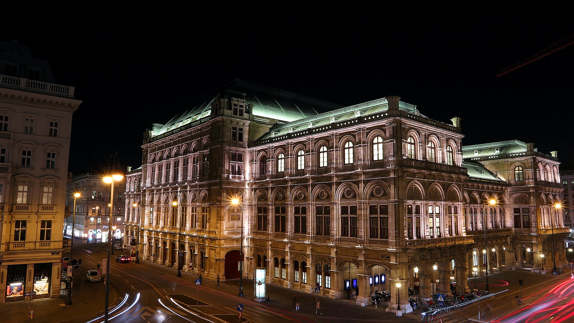 Foto von Ivan: https://www.pexels.com/de-de/foto/nacht-gebaude-abend-architektur-5420350/