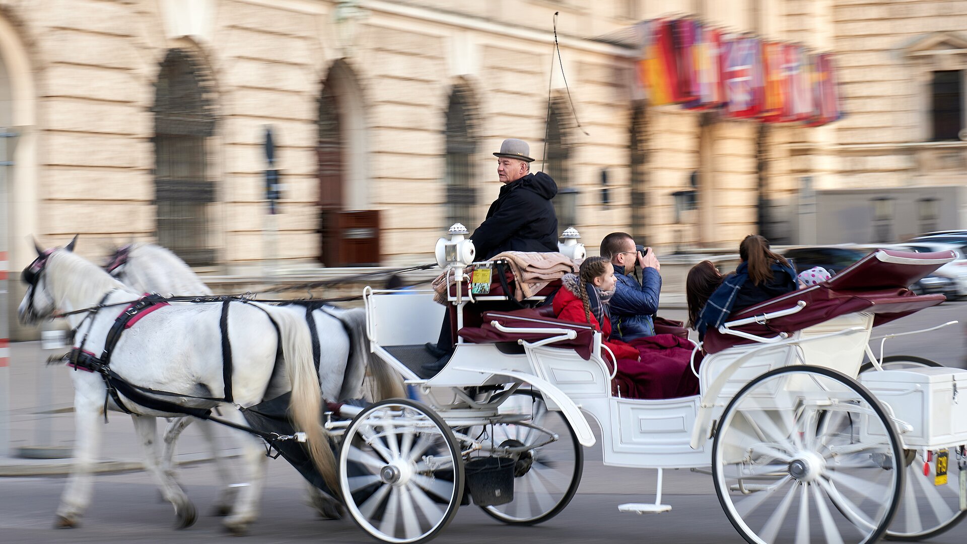 Foto von Anton Uniqueton: https://www.pexels.com/de-de/foto/menschen-die-pferdekutsche-auf-der-strasse-reiten-3823094/